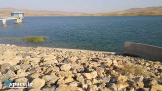 دریاچه سد آبشینه در فاصله 29 کیلومتری اقامتگاه بوم گردی داربوم - همدان